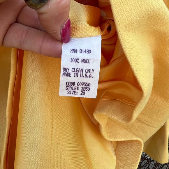 Savanna Banana Yellow volup 100% wool single button boxy blazer - Picture 7 of 7